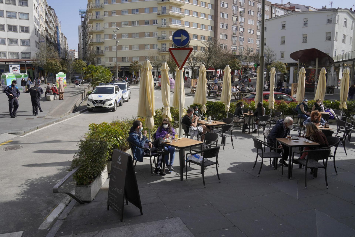 Archivo - Terrazas de restaurantes llenas de gente en Santiago de Compostela.