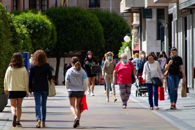 Ciudadanos usando mayoritariamente mascarilla en exteriores a pesar de no ser ya obligatorio.