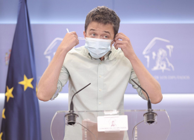 El líder de Más País, Íñigo Errejón, se quita la mascarilla para intervenir en una rueda de prensa.