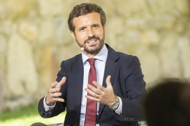 El presidente nacional del Partido Popular, Pablo Casado, participa en la mesa redonda 'La Concordia, base de nuestra Constitución y del éxito de nuestra democracia', a 19 de julio de 2021, en Ávila, Castilla y León (España).