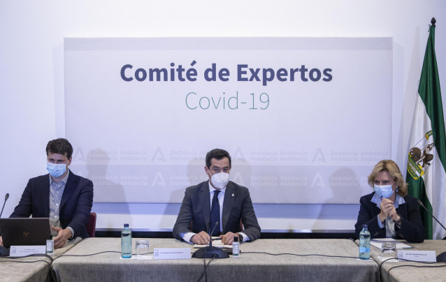 Archivo - El presidente de la Junta de Andalucía, Juanma Moreno (c), en una reunión del Consejo Asesor de Alertas de Salud Pública de Alto Impacto (Comité de Expertos). Fotografía de archivo