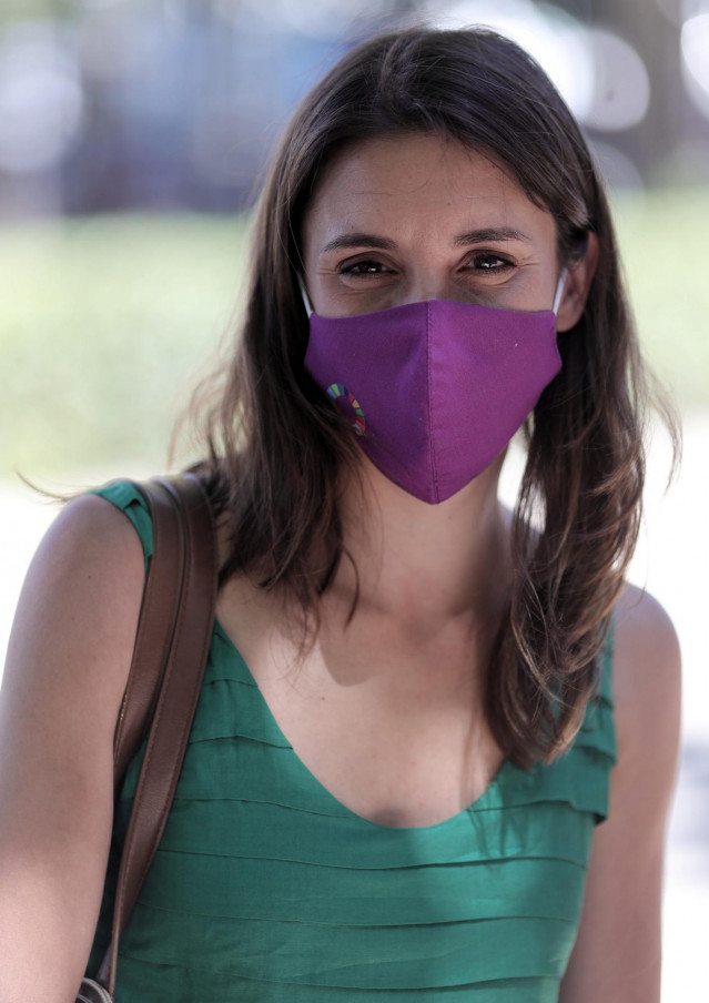 La ministra de Igualdad, Irene Montero, a su llegada a la exposición 'Emilia Pardo Bazán. El reto de la modernidad', en la Biblioteca Nacional de España, a 8 de julio de 2021, en Madrid (España). La exposición recorre la vida y obra de la figura de Emilia