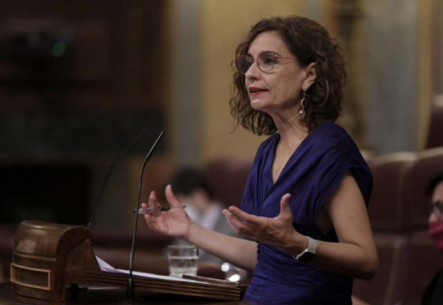 La ministra de Hacienda y Función Pública, María Jesús Montero, interviene en una sesión plenaria en el Congreso