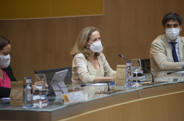 La vicepresidenta primera del Gobierno y ministra de Asuntos Económicos y Transformación Digital, Nadia Calviño (2d), preside la Conferencia Sectorial de Mejora Regulatoria y Clima de Negocios en la sede ministerial.