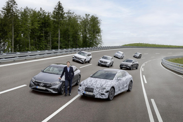 Archivo - Ola Källenius, consejero delegado de Daimler y Mercedes-Benz, junto con vehículos eléctricos de la empresa.