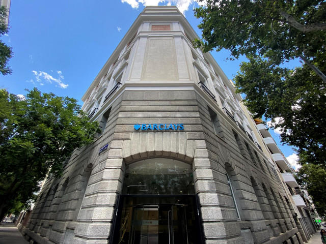 Archivo - Fachada de una oficina de la entidad financiera Barclays ubicada en la calle José Abascal, 51, en Madrid (España), a 16 de junio de 2020.
