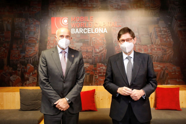 El presidente de CaixaBank, José Ignacio Goirigolzarri, y el ceo del MWCapital, Carlos Grau