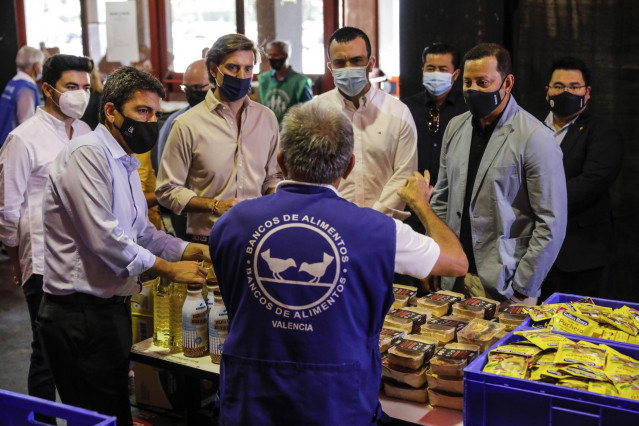 El presidente del PPCV, Carlos Mazón, y el vicesecretario de Comunicación del PP, Pablo Montesinos, durante su visita al reparto de alimentos del Banco de Alimentos realizado en el estadio de Mestalla, en València.