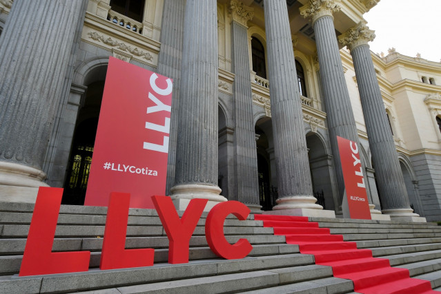 El palacio de la Bolsa decorado con el logo de LLYC este jueves.