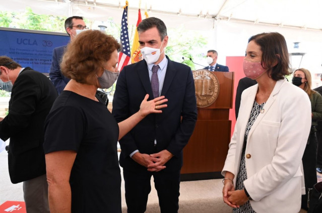 El presidente del Gobierno, Pedro Sánchez, con la ministra de Industria, Reyes Maroto.