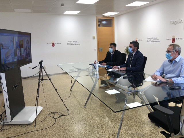 El consejero Antonio Luengo y los directores generales de Agua, José Sandoval, y de Medio Ambiente, Francisco Marín, durante la entrevista mediante videoconferencia celebrada con el secretario de Estado de Medio Ambiente, Hugo Morán.