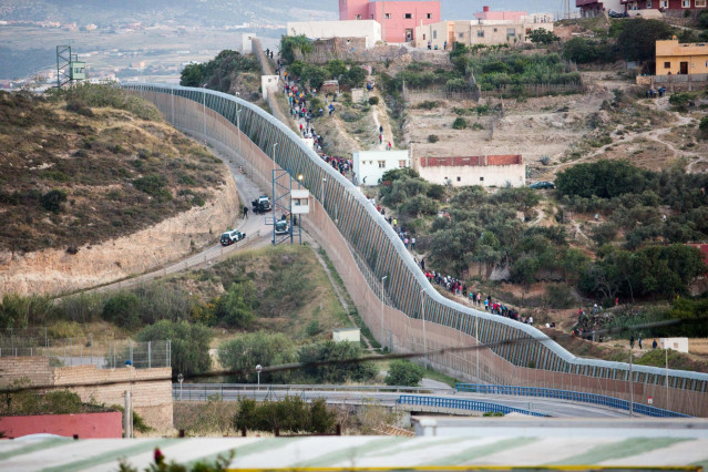 Archivo - Varios marroquíes intentan llegar a suelo español desde la frontera que separa Melilla y Marruecos, a 21 de mayo de 2021, en Marruecos.