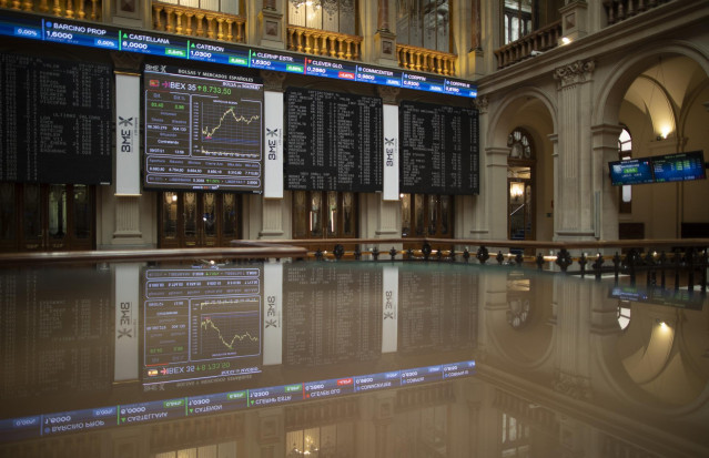 Valores del Ibex 35 en los paneles del Palacio de la Bolsa, a 9 de julio de 2021, en Madrid, (España).