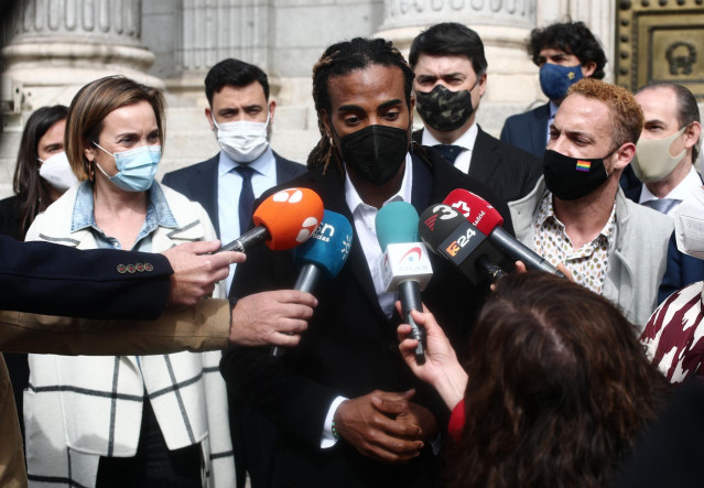 Archivo - El artista, Yotuel Romero, responde a los medios en las inmediaciones del Congreso de los Diputados, en Madrid, (España), a 25 de febrero de 2021.