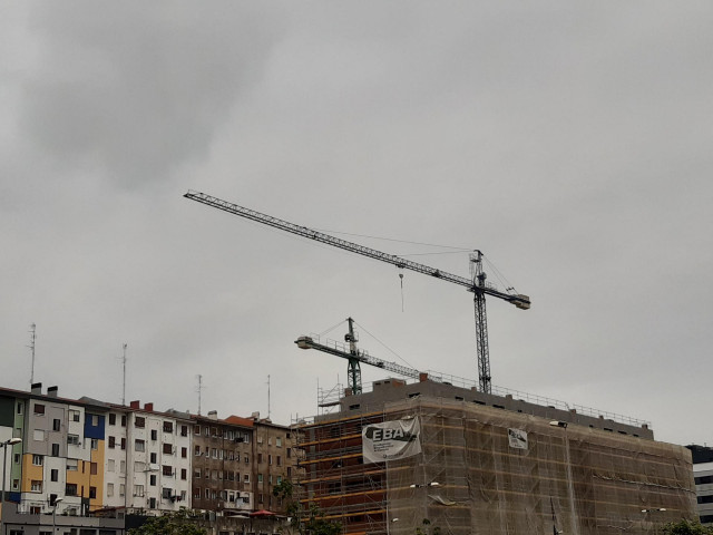 Archivo - Obras de construcción de un bloque de viviendas.