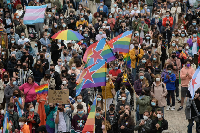 Concentración contra agresiones LGTBfóbicas, a 9 de julio de 2021, en A Coruña, Galicia (España). Asociaciones LGTBIAQ+ convocan esta manifestación contra la violencia LGTBIfóbica y que también pide justicia para Samuel Luiz, el joven que sufrió una paliz