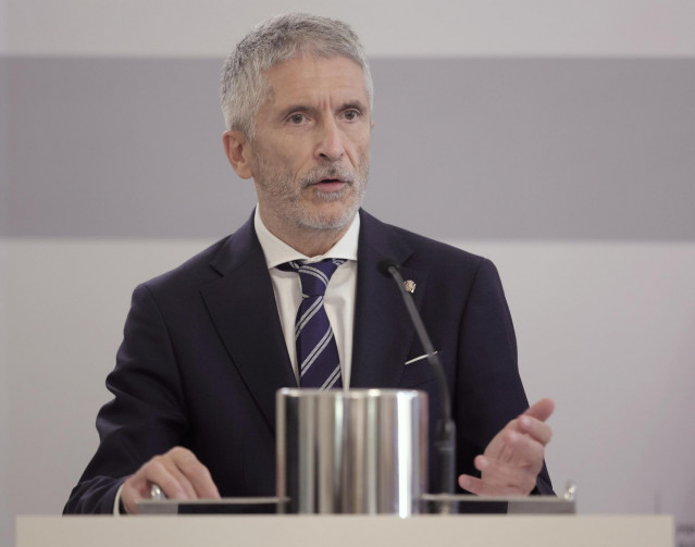 El ministro de Interior, Fernando Grande-Marlaska, comparece en rueda de prensa, después de una reunión con su homólogo serbio, en la sede del Ministerio, a 22 de julio de 2021, en Madrid (España). Los ministros del Interior español y serbio se reúnen est