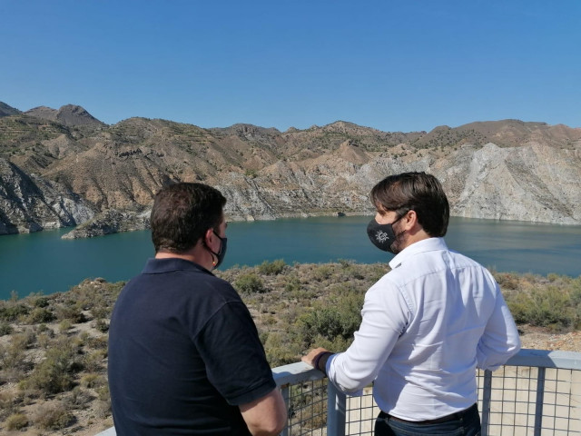 Juan Francisco Rojas (Vox) en el pantano de Cuevas del Almanzora, en Almería