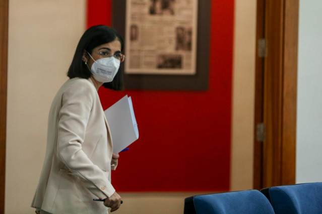 La ministra de Sanidad, Carolina Darias, abandona la sala tras la rueda de prensa posterior al Consejo Interterritorial de Salud, a 20 de julio de 2021, en Madrid (España). En el Consejo Interterritorial de Salud se ha informado del aumento de la incidenc