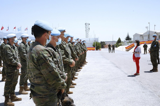 La ministra de Defensa, Margarita Robles, en una visita a las tropas españolas en Líbano