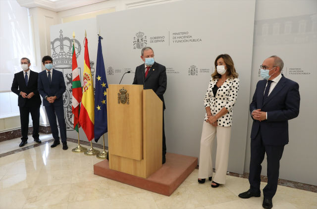 El consejero vasco de Hacienda, Pedro María Azpiazu Uriarte, interviene en una rueda de prensa tras una reunión con la ministra de Hacienda y Función Pública, a 29 de julio de 2021, en Madrid (España).