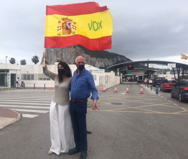 Olona con Agustín Rosetty en la Verja de Gibraltar