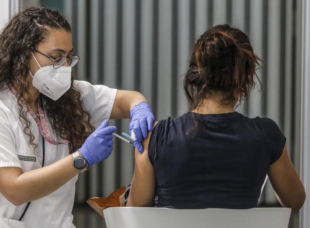 Una joven recibe la vacuna contra el Covid-19.