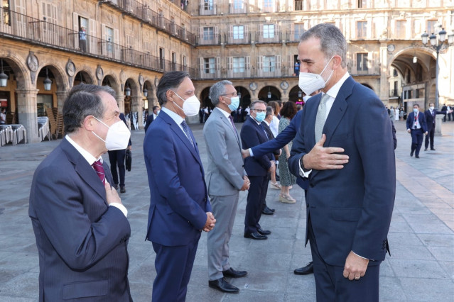 El presidente de la FEMP saluda al Rey Felipe VI en Salamanca