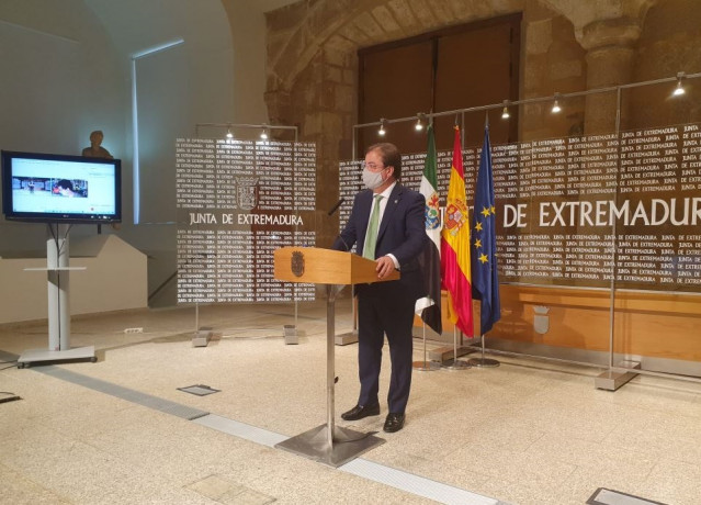 El presidente de la Junta de Extremadura, Guillermo Fernández Vara, ofrece una rueda de prensa en Mérida tras participar en la Conferencia de Presidentes en Salamanca