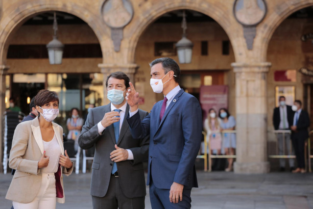 El presidente de la Junta de Castilla y León, Alfonso Fernández Mañueco, conversa con el presidente del Gobierno, Pedro Sánchez,  durante la XXIV Conferencia de Presidentes en Salamanca, Castilla y León (España).