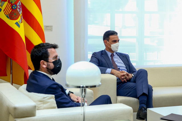 Archivo - El presidente del Gobierno, Pedro Sánchez (d); y el president de la Generalitat de Catalunya, Pere Aragonès, durante una reunión en el Palacio de la Moncloa, a 29 de junio de 2021, en Madrid (España). Ambos mandatarios se reúnen hoy por primera