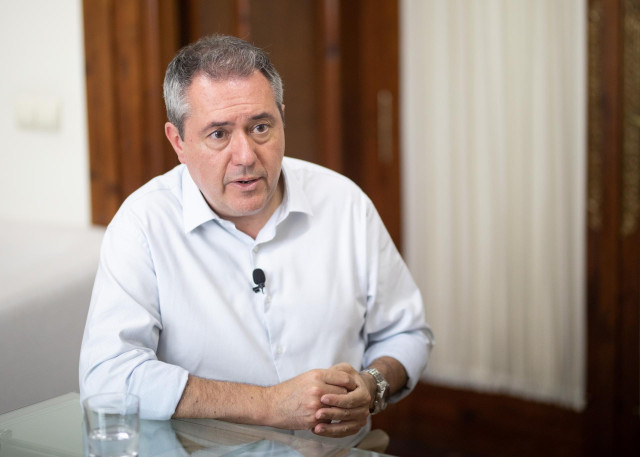 El alcalde de Sevilla y secretario general del PSOE de Andalucía, Juan Espadas, durante la entrevista concedida a Europa Press. A 31 de Julio de 2021, en Sevilla (Andalucía, España).