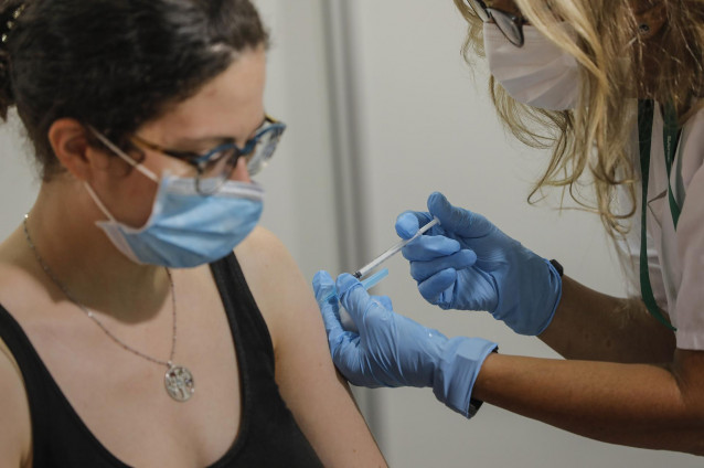 Una enfermera administra la vacuna contra el Covid-19 a una joven en el dispositivo puesto en marcha en la Ciutat de les Arts i les Ciències de Valencia, a 28 de julio de 2021