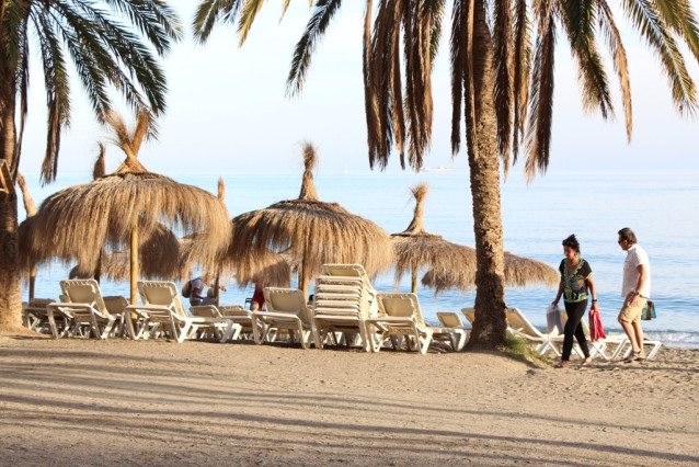 Archivo - Turismo, hamaca, sombrilla, playa, verano, palmera