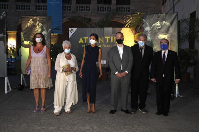 (I-D) La presidenta del Govern, Francina Armengol; la actriz Judi Dench; la Reina Letizia; el director del Atlàntida Mallorca Film Fest, Jaume Ripoll; el director Stephen Frears y el ministro Miquel Iceta en la clausura de la 11ª Edición Del Festival.