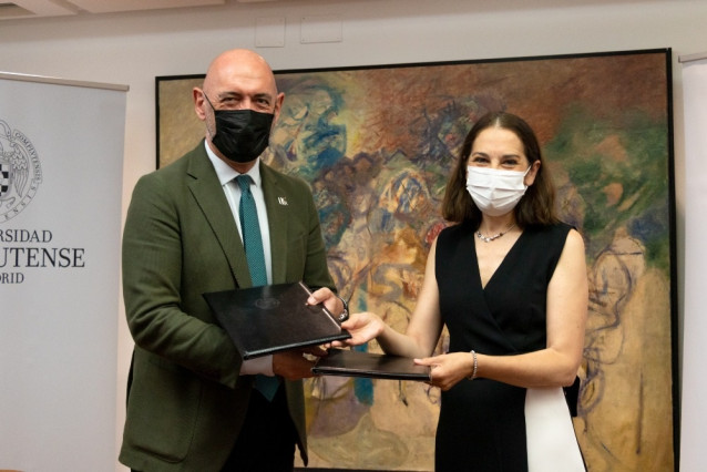 El rector de la Universidad Complutense de Madrid (UCM), Joaquín Goyache, y la directora del Territorio Centro de Telefónica, Beatriz Herranz, en la renovacion de la Cátedra de Educación Digital y Juegos