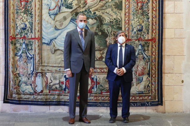El Rey Felipe VI con el presidente del Parlament, Vicenç Thomàs.