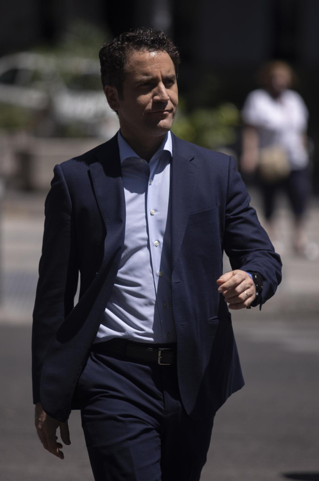 El secretario general del PP, Teodoro García Egea, se dirige a una entrevista con Europa Press en la sede del partido