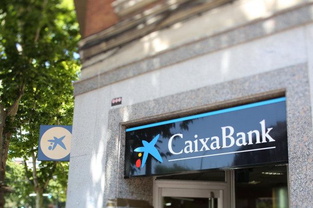 Una oficina de Caixabank, a 8 de julio de 2021, en Madrid (España).