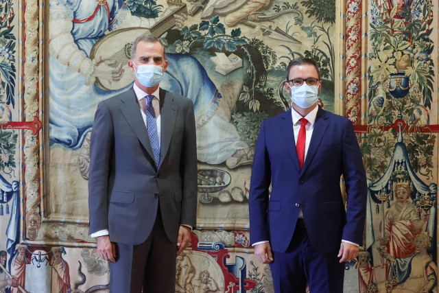El Rey de España, Felipe VI, junto al alcalde de Palma, José Hila, en el Palacio de la Almudaina.