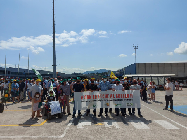 Ganaderos cántabros protestan por los bajos precios de la leche.