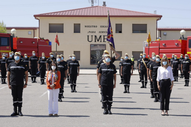 La ministra de Defensa, Margarita Robles, y la ministra de Educación y Formación Profesional, Pilar Alegría, posan en una foto de familia junto a oficiales del BIEM IV) y del destacamento del Grupo 43 del Ejército del Aire