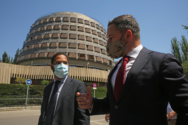 Archivo - El presidente del Grupo Parlamentario de Vox en el Parlamento de Cataluña, Ignacio Garriga (i), y el líder de Vox, Santiago Abascal, conversan a su llegada al Tribunal Constitucional (TC), a 9 de junio de 2021, en Madrid (España).