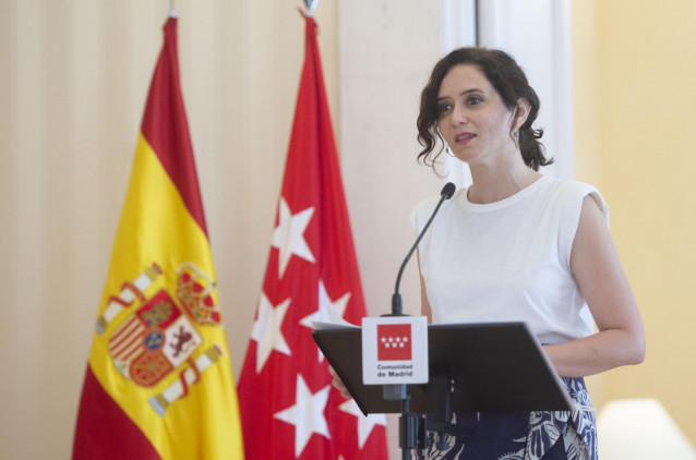 La presidenta de la Comunidad de Madrid, Isabel Díaz Ayuso, ofrece una rueda de prensa tras su reunión con el artista cubano Yotuel Romero en la Real Casa de Correos, a 2 de agosto de 2021, en Madrid (España).