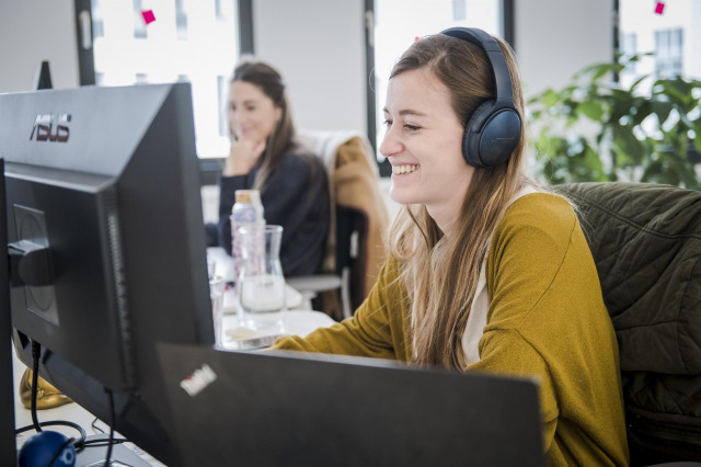 Una mujer trabajando en el Blockchain Research & Development Hub de Bitpanda.