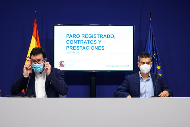 El secretario de Estado de Empleo y Economía Social, Joaquín Pérez Rey, y el de Seguridad Social y Pensiones, Israel Arroyo, durante la presentación de los datos de paro registrado y afiliación a la Seguridad Social del mes de julio de 2021, a 3 de agosto