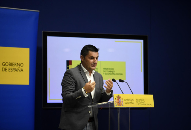 Archivo - El presidente de la Unión de Profesionales y Trabajadores Autónomos (UPTA) Eduardo Abad,  ofrece declaraciones a los medios de comunicación tras su reunión con la ministra de Trabajo y Economía Social, Yolanda Díaz, en el Ministerio de Trabajo y