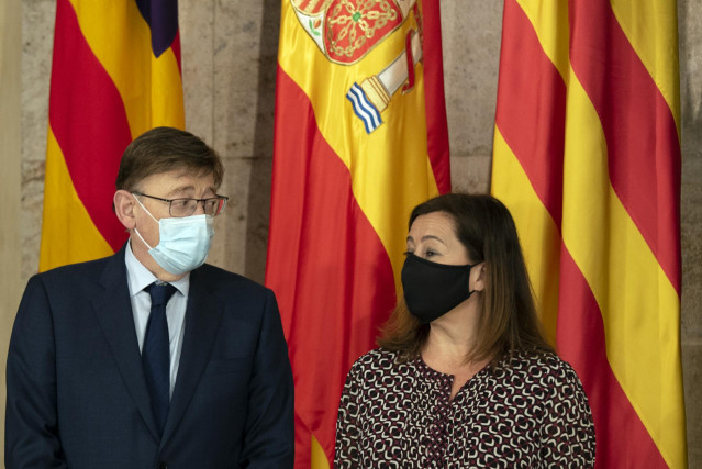 Archivo - El presidente de la Generalitat Valenciana, Ximo Puig y la presidenta de les Illes Balears, Francina Armengol posan a su llegada para una reunión, en el Palau de la Generalitat, a 21 de abril de 2021, en Valencia, Comunidad Valenciana, (España).