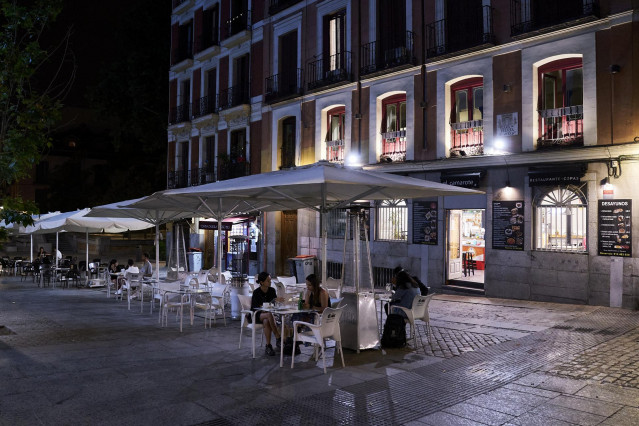 Archivo - Varias personas en una cafetería de Madrid, a 31 de mayo de 2021, en Madrid (España).