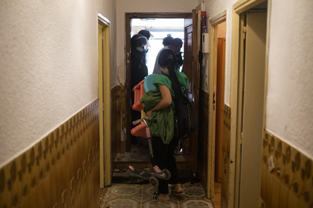 Desahucio de una familia en la calle de Sierra Salvada, a 14 de julio de 2021, en Madrid (España).